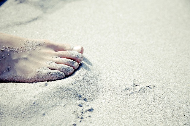 noha na písku